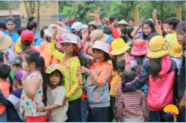 Em thơ hào hứng khi lần đầu tiên có được một ngày “Tết Thiếu nhi” trọn vẹn đúng nghĩa.