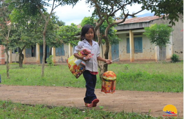 … đến niềm vui vỡ òa, xen với tự hào và hãnh diện khi tự tay gấp thành hình chiếc lồng đèn kéo quân mà trước giờ em mới chỉ được nghe nói đến