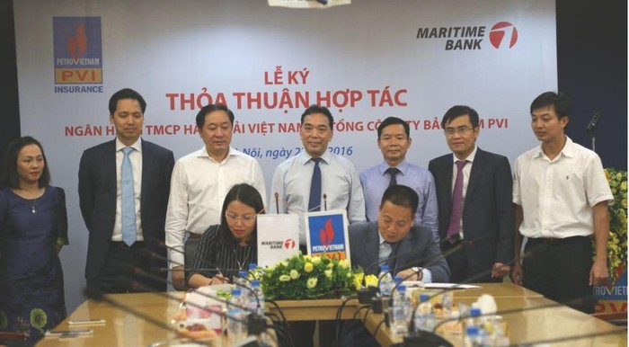 Đại diện lãnh đạo MaritimeBank và PVI ký văn bản thỏa thuận hộp tác toàn diện.