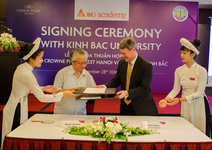 Khách sạn Crowne Plaza West Hanoi và Đại học Kinh Bắc chính thức diễn ra lễ ký kết Biên bản Ghi nhớ, bắt tay khởi động chương trình “Học viện IHG”.