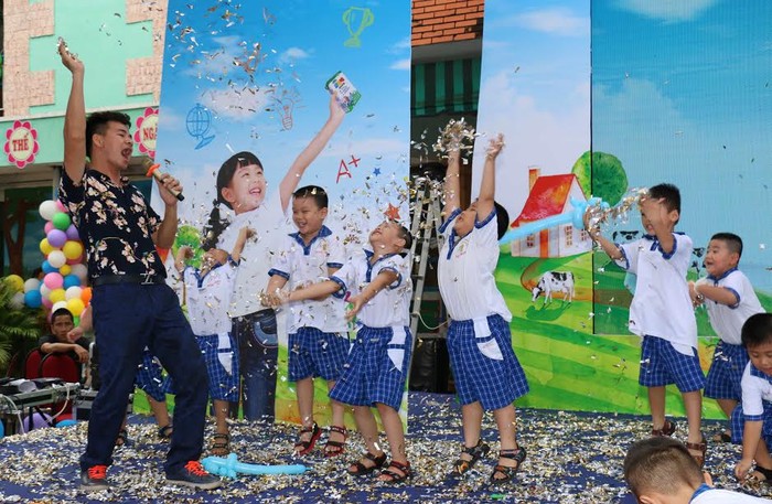 Các bé trường mầm non An Bình, Biên Hòa đang cùng nhau tham gia các trò chơi vui nhộn cùng nghệ sĩ hài Xuân Bắc trong ngày hội sữa học đường do Vinamilk và Tetra Pak tổ chức.