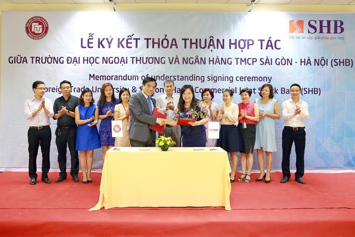 TS Ngô Thu Hà - Phó Tổng Giám đốc Ngân hàng SHB – và PGS. TS Bùi Anh Tuấn - Hiệu trưởng Đại học Ngoại thương - ký thỏa thuận hợp tác.