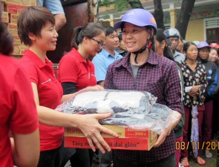 Bà Nguyễn Hồng Thắm – Giám đốc Khối Dịch vụ nội bộ, đại diện Ban lãnh đạo Techcombank tận tay trao từng phần quà đến bà con Hà Tĩnh.