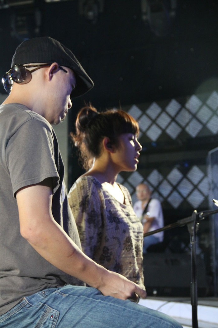 Nhạc sỹ Huy Tuấn đang hướng dẫn thí sinh Vietnam Idol tập hát.