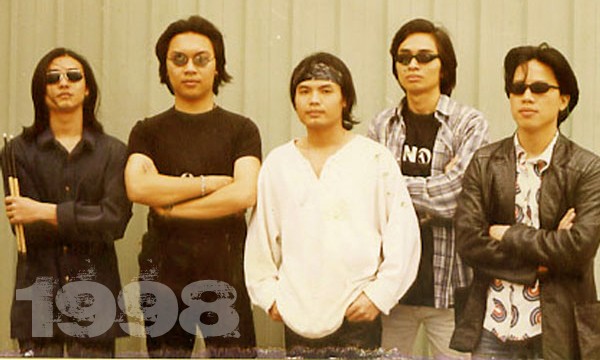 Ban nhạc Bức tường (The Wall) là một ban nhạc Hard Rock thành lập ngày 26 tháng 3 năm 1995 từ cái nôi Đại học Xây dựng Hà Nội - là một trong những ban nhạc rock chuyên nghiệp đầu tiên của Việt Nam. Ban nhạc trưởng thành từ phong trào ca nhạc sinh viên và đã chuyên nghiệp hóa sự nghiệp âm nhạc vào năm 1998 với dấu mốc là đêm nhạc Khoảnh khắc giao thời. Năm 2000, ban nhạc chính thức lấy tên là Bức tường.
