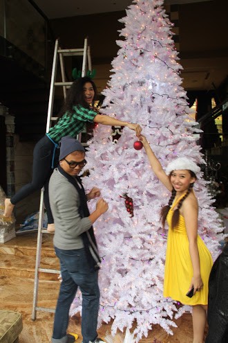Các thí sinh đội Mr Đàm đang trang trí cây thông Noel cho huấn luyện viên của mình