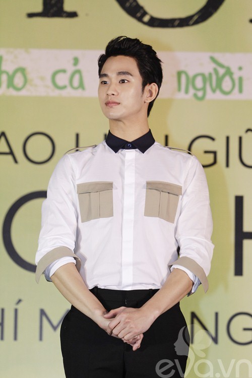 Kim Soo Hyun không biểu lộ bất cứ cảm xúc gì khi giao lưu với fan hâm mộ ở Việt Nam