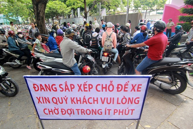 ..thì công tác đón tiếp ở Hội sách tại Hồ Chí Minh &quot;chu đáo&quot; ngay từ chỗ gửi xe