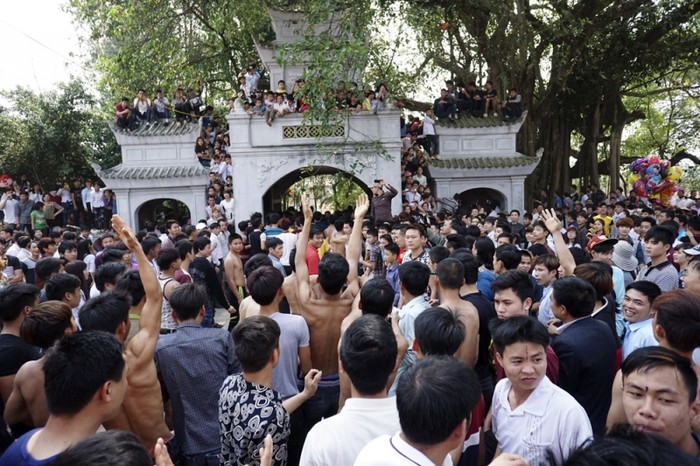 Những nghi lễ đầy tính bạo lực như chém lợn, đập đầu trâu, cướp chiếu, cướp ấn...tại các lễ hội cần phải được xem xét một cách nghiêm túc và cẩn trọng