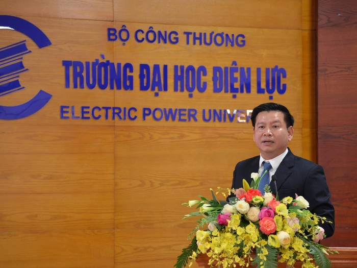 Phó Giáo sư, Tiến sĩ Đinh Văn Châu - Hiệu trưởng Trường Đại học Điện lực. Ảnh: NVCC.