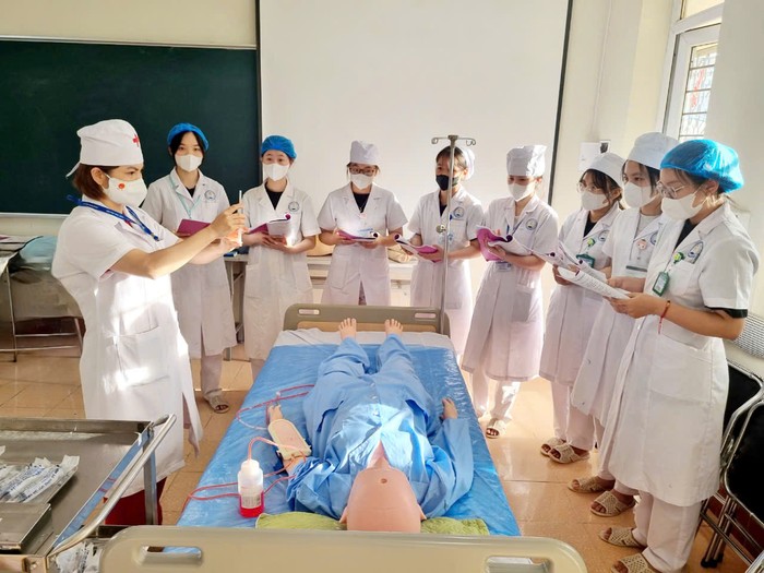 Sinh viên khoa Điều dưỡng, Trường Đại học Y - Dược (Đại học Thái Nguyên) trong giờ thực hành. Ảnh: NTCC.