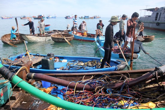 Người dân dùng nhiều phương tiện máy móc thổi cát để khai thác trái phép.