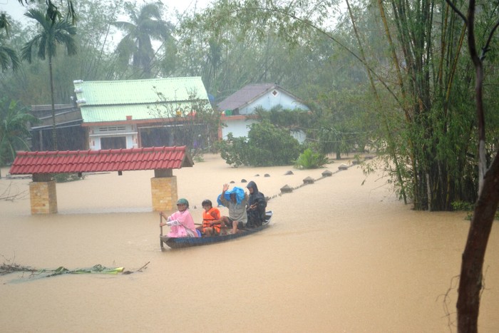 Mưa lũ gây ngập lụt, chia cắt nhiều tuyến đường khiến việc di chuyển đi lại của người dân gặp rất nhiều nguy hiểm. Ảnh: An Nguyên