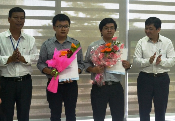 UBND thành phố Đà Nẵng trao quyết định phân công công việc cho các học viên được cử đi đào tạo bằng nguồn ngân sách. Ảnh: An Nguyên