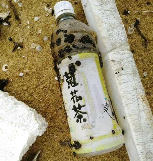 Một vỏ lon nước ngọt có chữ dòng chữ Trung Quốc tại vùng biển Núi Thành. Ảnh: Tr.T