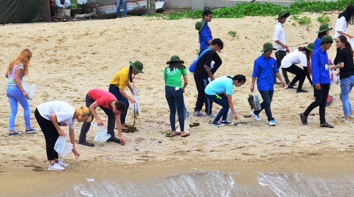 Sinh viên người Pháp và sinh viên Đại học Đông Á tham gia nhặt rác, vệ sinh bãi biển ở Sơn Trà. Ảnh: PC