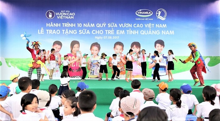 Các em học sinh vô cùng hào hứng với trò chơi ngoài trời thú vị cùng phần diễn hài và ảo thuật của chú hề vui tính.