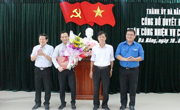 Ông Nguyễn Bá Cảnh (thứ hai từ trái sang) đảm nhận vị trí công tác mới. Ảnh: Thành ủy Đà Nẵng
