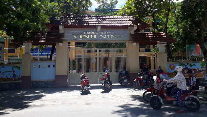 Trường tiểu học Vĩnh Ninh (thành phố Huế) thu tiền &quot;tự nguyện&quot; của các phụ huynh học sinh học trái tuyến. Ảnh: TL