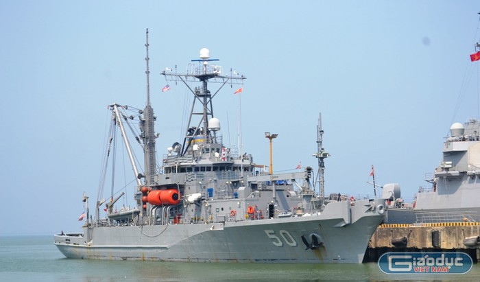 Tàu chiến các nước liên tục cập cảng Tiên Sa trong thời gian quan. (trong ảnh là tàu chiến của Hải quân Hoa Kỳ cập cảng Đà Nẵng).