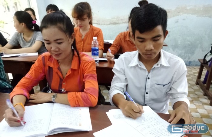 Nữ trung úy Phonexay Thongthavivong đang theo học nghề giáo tại trường đại học sư phạm Đà Nẵng. Ảnh: HN