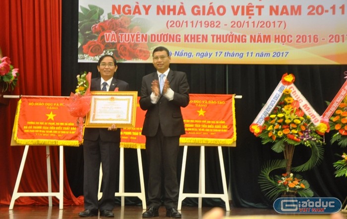 Ông Hồ Kỳ Minh - Phó Chủ tịch Ủy ban nhân dân thành phố Đà Nẵng trao Huân chương Lao động hạng nhì cho giáo sư, Nhà giáo ưu tú Lê Kim Hùng - Hiệu trưởng Trường Đại học Bách khoa Đà Nẵng.