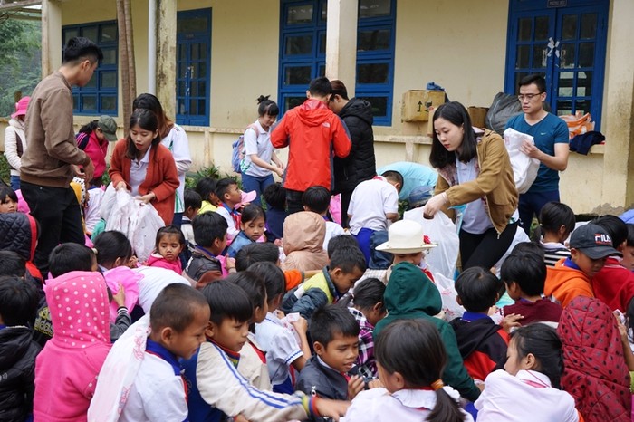 Các bạn sinh viên mang &quot;xuân yêu thương&quot; đến với học sinh vùng cao. Ảnh: PC