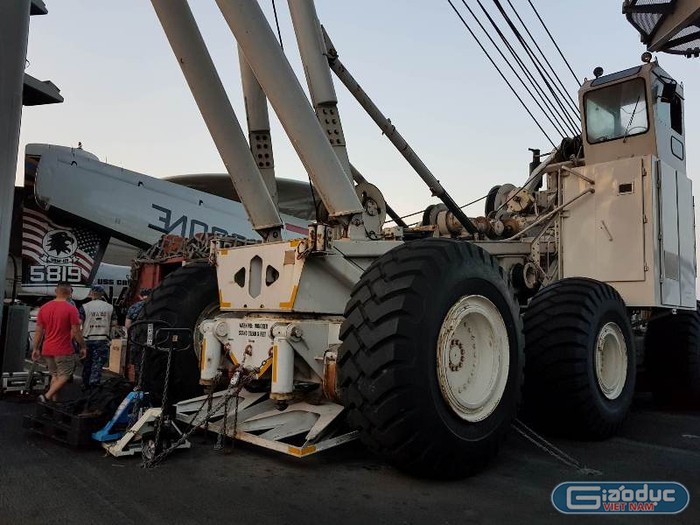 Trên tàu sân bay cũng có nhiều thiết bị, máy móc chuyên dùng để phục vụ vận chuyển, lắp đặt bom, tên lửa... lên máy bay.