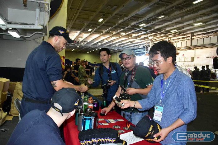 Thủy thủ tàu sân bay USS Carl Vinson đón tiếp khách tham quan.