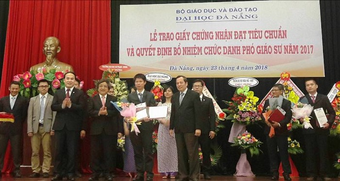 Đại học Đà Nẵng vinh danh 23 tân Phó Giáo sư. Ảnh: TT