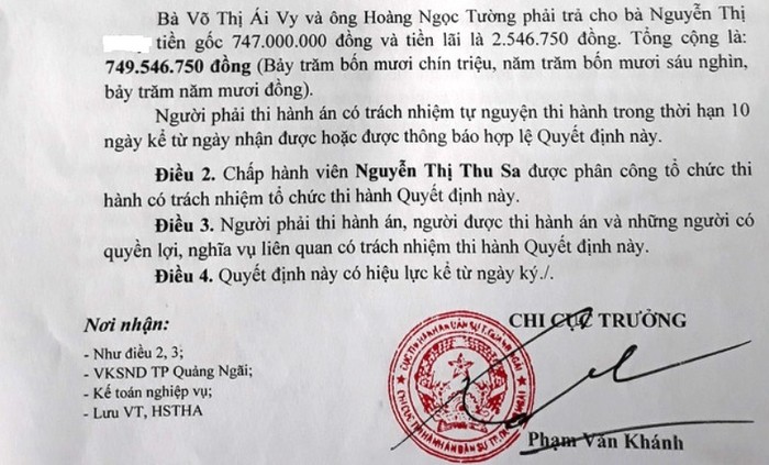 Quyết định thi hành án buộc cô V. phải trả cho bà T. (một đồng nghiệp cùng trường) số tiền nợ gần 750 triệu đồng. Ảnh: AP