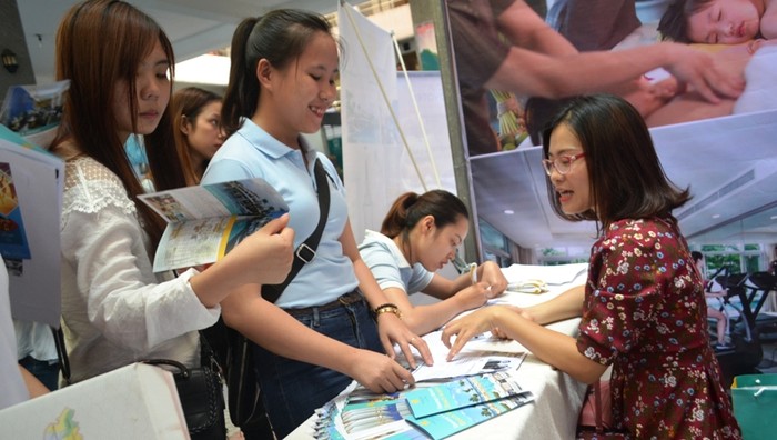 Giải quyết việc làm cho sinh viên ngành sư phạm sau khi tốt nghiệp cần có những chính sách, hỗ trợ của nhà nước. (trong ảnh: sinh viên tham dự ngày hội tuyển dụng). Ảnh: TT