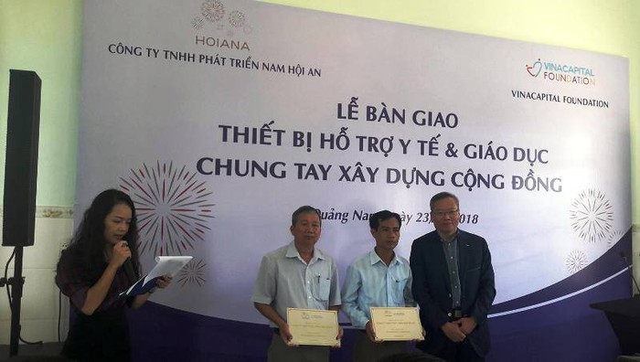 Công ty trách nhiệm hữu hạn Phát triển Nam Hội An (HASD) trao tặng thiết bị y tế, giáo dục cho hai xã miền biển của Quảng Nam. Ảnh: TT