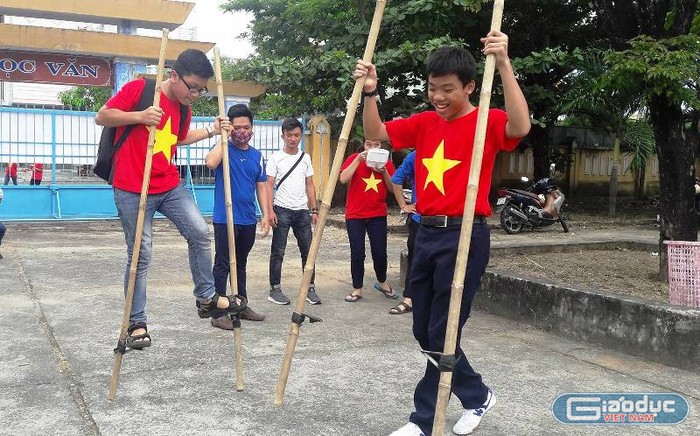 Đi cà kheo cũng phải luyện tập đồ mồ hôi mới sử dụng thành thục.