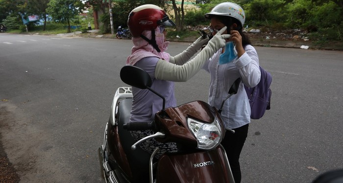 Mẹ con Trang đã dậy từ rất sớm và vượt qua một quãng đường khá dài để đến điểm thi. Ảnh: HN