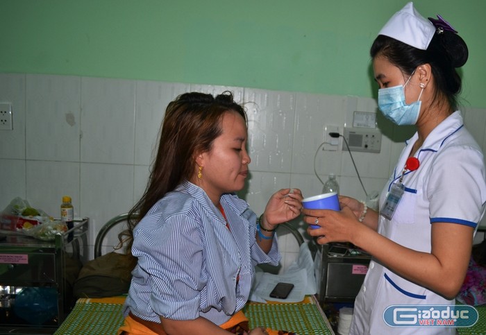 Cô giáo Nguyễn Thị Xuân Mai đang được các y bác sĩ chăm sóc. Ảnh: TT
