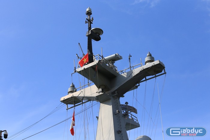 Quốc kỳ nước chủ nhà Việt Nam được kéo lên trên nóc chiến hạm Hàn Quốc.