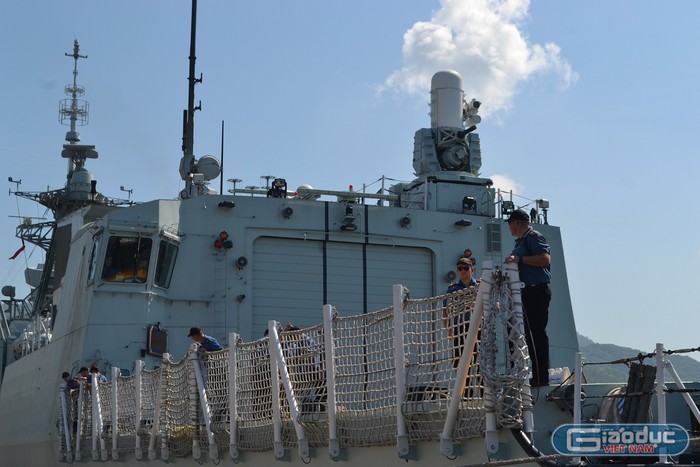 Hangar chứa máy bay của tàu khu trục HMCS Calgary.