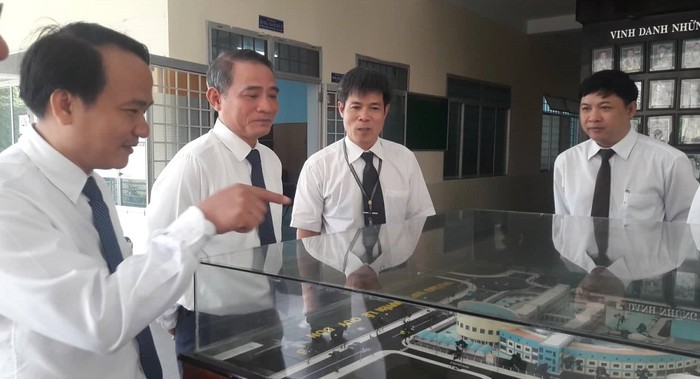 Bí thư Thành ủy Đà Nẵng Trương Quang Nghĩa đến thăm và chúc mừng ngày nhà giáo Việt Nam 20-11 tại Trường trung học phổ thông chuyên Lê Qúy Đôn. Ảnh: TT