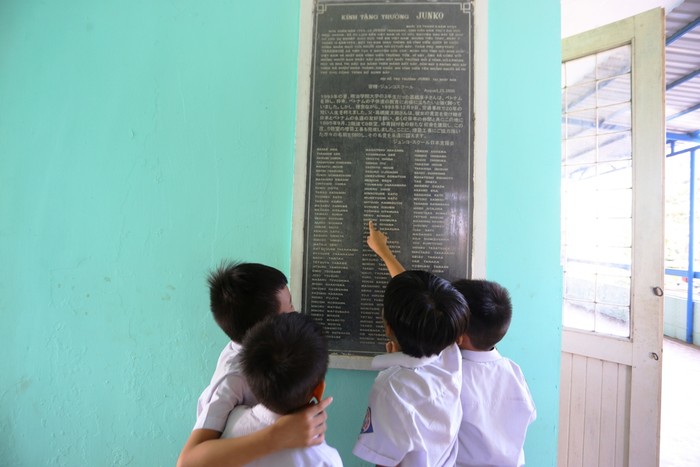 Học sinh trường tiểu học Junko đọc và tìm hiểu về lịch sử ngôi trường được viết nên bởi tình yêu của một cô gái Nhật.