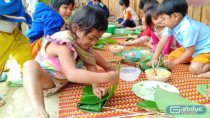 Những chiếc bánh dù không được vuông vức nhưng do chính bàn tay các học sinh làm nên.