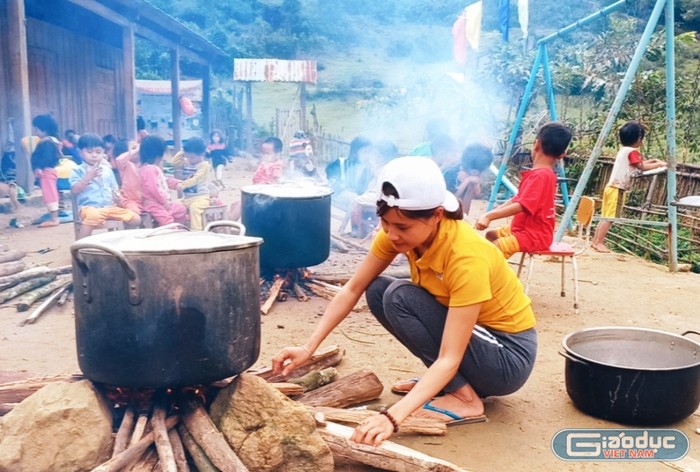 Nồi bánh chưng được nấu ngay giữa sân trường.