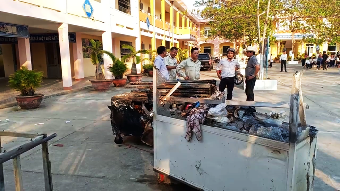 Một số đồ đạc được &quot;gửi nhờ&quot; trong trường đã bị hỏa hoạn thiêu rụi. Ảnh: TT