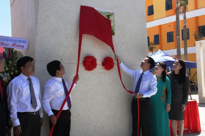 Ông Võ Văn Thưởng cùng đoàn đặt biển khánh thành IEC Quảng Ngãi.