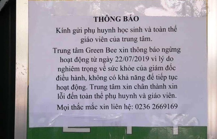 Trung tâm này chỉ dán một thông báo đơn giản bên tường khiến nhiều phụ huynh bức xúc. Ảnh: TT