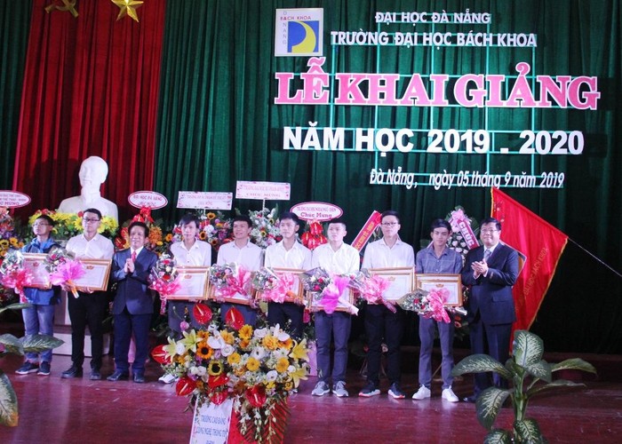 Đại học Bách khoa Đà Nẵng vinh danh những sinh viên có thành tích cao trong học tập, nghiên cứu khoa học trong lễ khai giảng. Ảnh: TT