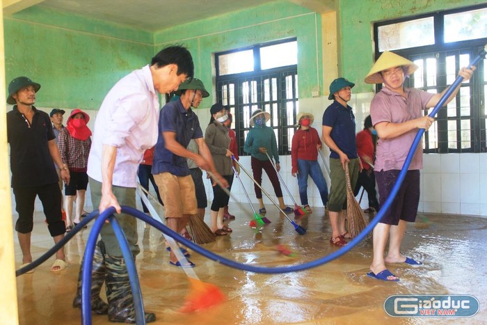 Ngoài các thầy cô thì nhiều lực lượng khác cũng được huy động để dọn lũ cho kịp đón học sinh vào học.