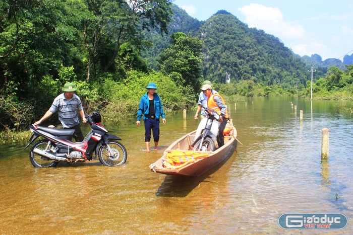 Tuyến đường dẫn vào các điểm trường bị nước lũ bao vây, chỉ còn cách di chuyển bằng đò.