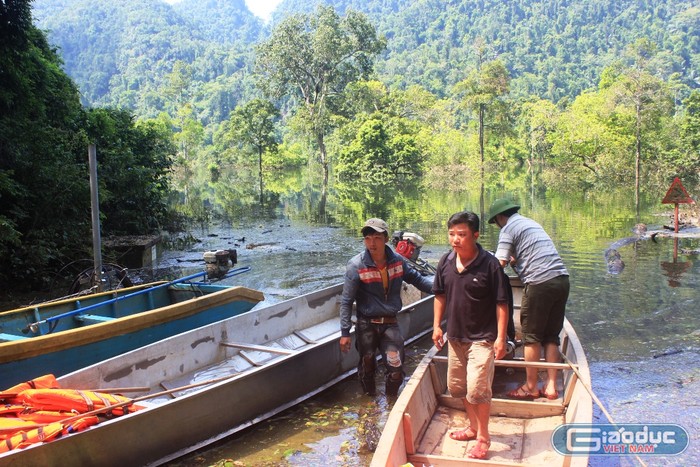 Phương tiện giao thông duy nhất để rời khỏi các bản làng người Rục là đò.