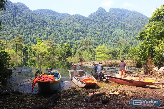 Những chuyến đò băng qua vùng ngập lụt sâu của thầy cô giáo luôn tiềm ẩn những nguy hiểm, rủi ro.